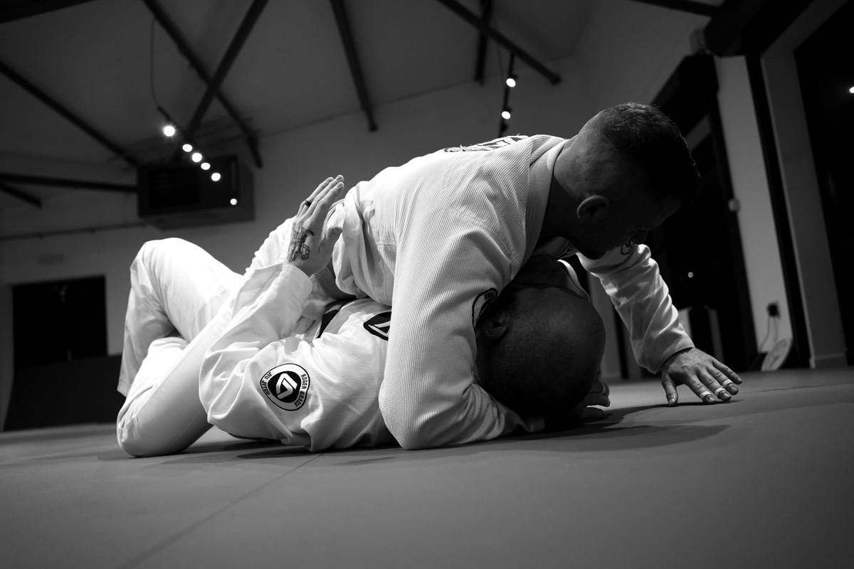 Adult members training in the gi